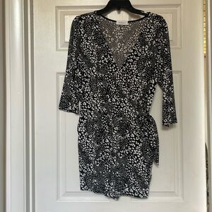 GILLI romper with pockets black and white. Size large